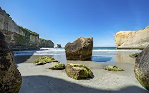 Rocky Shoreline Landscape Drucke: Sand beach with sandstone cliffs