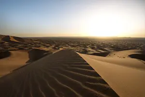 Blue Sky Desert Scene Drucke: Sand dunes in the desert, wave patterns in the sand