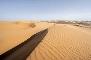 Dry Desert Region Scenery Drucke: Sand dunes with wave patterns, dune sea