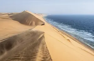 Windy Sand Dune Scene Drucke: Sand dunes with wave patterns and sea in evening light