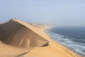 Wavy Sand Patterns Drucke: Sand dunes with wave patterns and sea in evening light