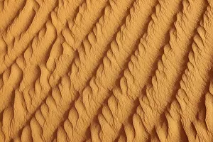 Drucke von Elegante Wellen auf einem Dünenhügel, Tassili n'Ajjer Nationalpark, Sahara, Algerien Kulturerbestätten Drucke: Sandwellen auf einer Dünenlandschaft, Tassili n'Ajjer Nationalpark, Sahara, Algerien