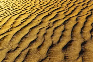 Middle East Deserted Landscapes Drucke: Sand structure formed by the wind