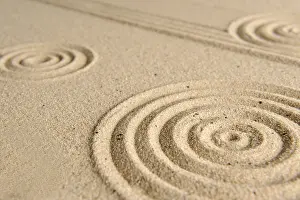 Full Frame Images Drucke: Sand texture, patterns drawn in sand