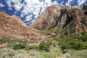 Eroded Sandstone Rock Formations Drucke: Sandstone cliffs on Weeping Rock Trail
