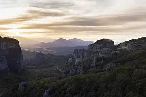 Drucke von Sandsteinformationen am Abend, Licht hinter dem Objekt, Meteora, Thessalien, Griechenland Meteora Drucke: Sandsteinformationen bei Sonnenuntergang, im Hintergrundlicht.