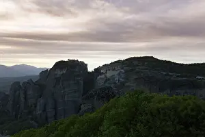 Drucke von Sandsteinformationen bei Sonnenuntergang, Rücklicht, Meteora, Thessalien, Griechenland Meteora Drucke: Sandsteinformationen bei Sonnenuntergang, im Hintergrundlicht.