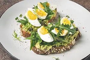 Gourmet Breakfast Meal Drucke: Sandwich with mashed avocado, boiled egg