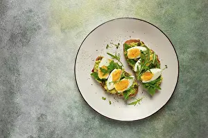Wholemeal Bread Recipe Drucke: Sandwich with mashed avocado, boiled egg
