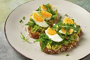 Wholemeal Bread Recipe Drucke: Sandwich with mashed avocado, boiled egg