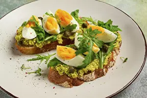 Wholemeal Bread Recipes Drucke: Sandwich with mashed avocado, boiled egg