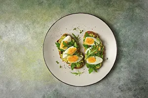 Breakfast Ideas Drucke: Sandwich with mashed avocado, boiled egg