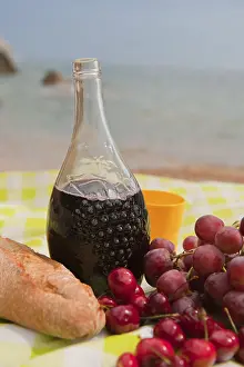 Coastal Food Photography Drucke: Sangria with fruit and bread at the beach