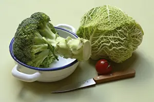 Wooden Spoon Cooking Utensil Drucke: Savoy cabbage, and broccoli in pot