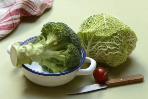 Savoy Cabbage Drucke: Savoy cabbage, and broccoli in pot
