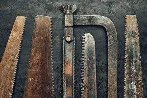Symbolic Picture Concept Drucke: Saws on metal surface. Rusty tools for maintenance