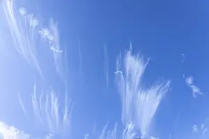 Cloudy Deserted Landscape Drucke: Scenic dramatic summer clouds. Cloudscape of bright blue sky