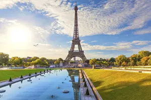 Western Europe Cityscape Photography Drucke: Scenic Eiffel Tower view with sunset reflection