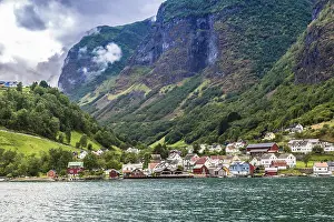 Häfen Drucke: Bildpanorama der alten Stadtanlage von Bryggen in Bergen mit Sommerarchitektur vom Pier.