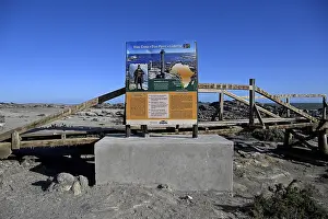 Colonial Style Architecture Namibia Drucke: Schautafel nahe dem Dias Point oder Diaz Point