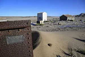 European Architectural Styles Drucke: Schild Excelsior an einem alten Wassertank