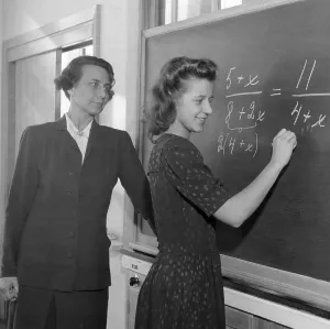 Zahl, Ziffer, Zahlen, Ziffern, Zeichen, Zeichen, Wegweiser, altertümlich , altertümlich , veraltet , veraltete , abgelaufen , antiquiert jungen Vergangenheit Räume Zimmer Ausbildung Schulung Bildung Klassenzimmer