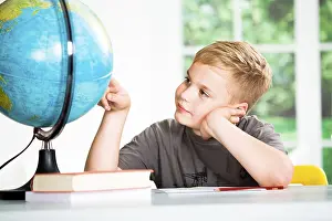 Primary School Homework Drucke: A school boy with a globe