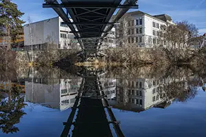 Drucke von Schulgebäude und Brücke werden im Fluss Mur, Leoben, Steiermark, Österreich, gespiegelt Fluss Drucke: Schulgebäude und Brücke spiegeln sich im Fluss Mur.