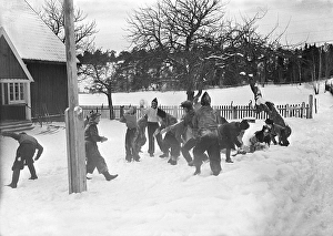Scandinavian Winter Sports Drucke: A school class has recess