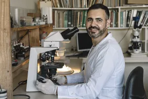 Scientist In Lab Drucke: Scientist in front of microscope