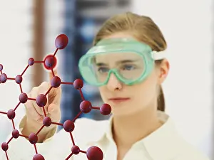 Female Scientist Drucke: Scientist pointing to a molecule model
