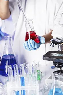 Biotechnology Analysis Drucke: Scientist shows a diffusion in the Petri dish
