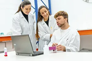 Healthcare System Information Drucke: Scientist team using laptop to analysis data of a research study