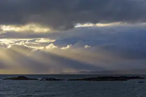 Northern Europe Coastal Scenery Drucke: Scottish coast at sunset with sunrays