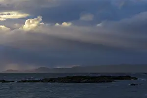 Atmospheric Scottish Highlands Drucke: Scottish coast at sunset with sunrays
