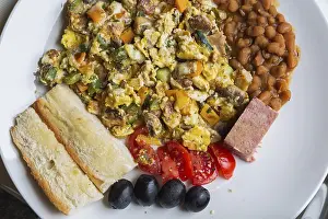 Scrambled Eggs Breakfast Drucke: Scrambled eggs breakfast with green