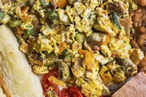 Studio Shot Of Breakfast Drucke: Scrambled eggs breakfast with green