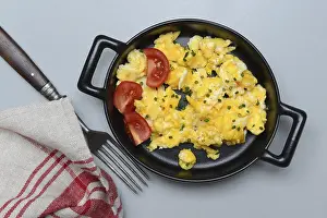 Scrambled Eggs Recipe Drucke: Scrambled eggs with tomatoes in a pan