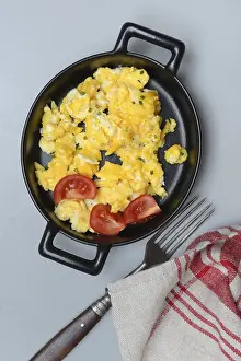 Scrambled Eggs Drucke: Scrambled eggs with tomatoes in a pan