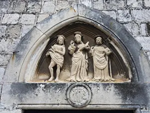 Eastern European Cityscape Drucke: Sculpture with figures of saints
