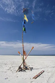 No People On The Shore Drucke: sculpture with garbage at the beach