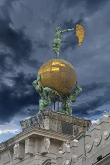Bildhauerei Drucke: Skulpturen zweier Atlasfiguren mit vergoldeter Kugel.