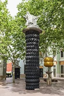 Drucke von Im Herzen von Figueras, Spanien, thront das Teatre-Museu Dali. Die Placa Gala i Salvador Dali ist ein Ort der Stille und des Gedenkens an den berühmten Künstler Salvador Dali Kunstwerke Des Surrealismus Drucke: Schauspiele in der Placa Gala i Salvador Dali vor dem Teatre-Museu Dali in Figueras