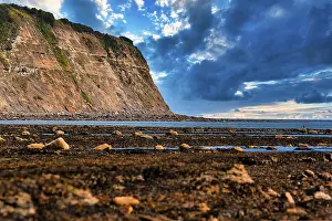 Rocky Shoreline Landscape Drucke: Sea cliff, dramatic cloudy sky