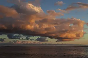 Deserted Beach Scenes Drucke: Sea and dramatic cloud atmosphere