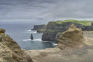 Tourist Attraction Ireland Drucke: Sea stack and rock formations on iconic Cliffs of Moher