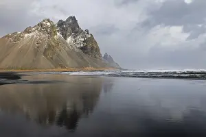 Deserted Icelandic Coastline Drucke: Sea waves on lava sandy beach against mountain backdrop