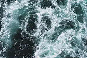 Deserted Beach Storm Drucke: Top Down over sea waves at storm