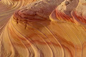 US American Desert Scenery Drucke: The Second Wave, dramatic sandstone formation with undulating patterns and intense shades of red