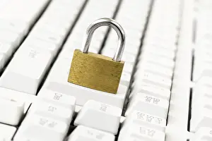 Data Security Concept Drucke: Security concept with metal padlock on computer keyboard